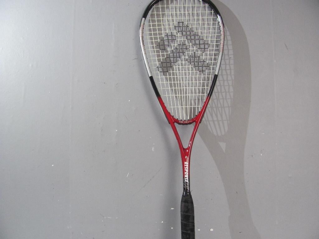 Squash racket van tecno response Goede bespanning, Sport en Fitness, Squash, Ophalen of Verzenden, Zo goed als nieuw, Racket, Met hoes