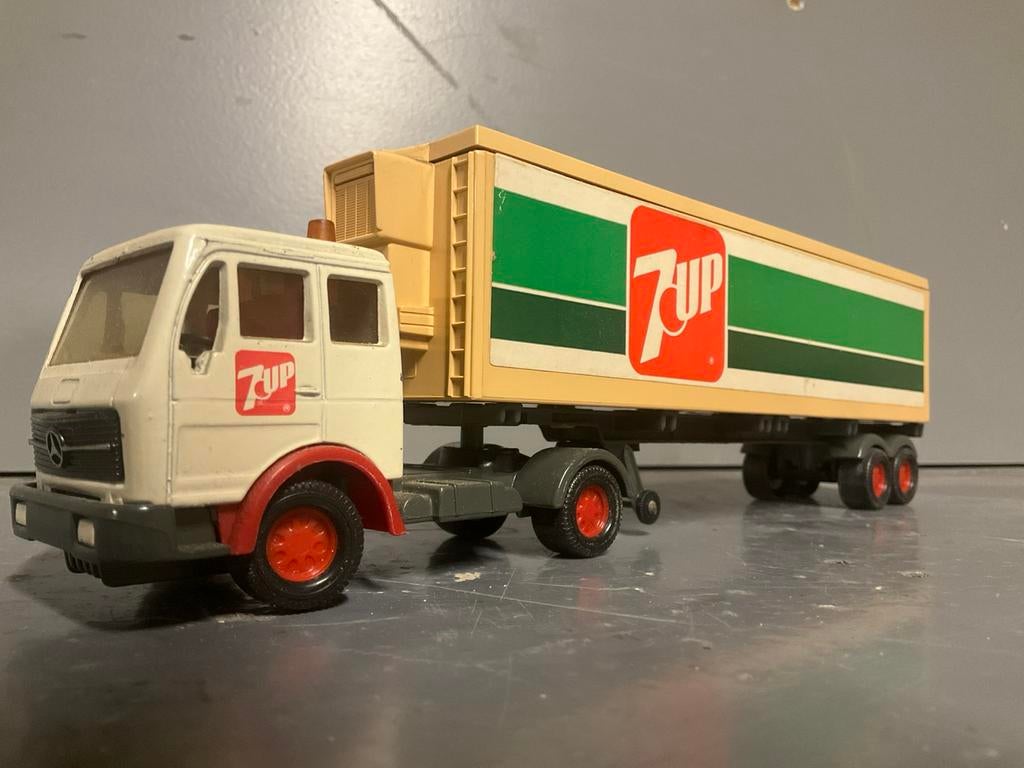 Matchbox Mercedes 7-up Superkings K-135, Hobby en Vrije tijd, Modelauto's | 1:87, Ophalen of Verzenden, Zo goed als nieuw, Bus of Vrachtwagen