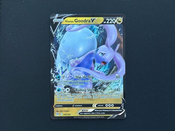 Hisuian Goodra V — Lost Origin 135/196, Hobby en Vrije tijd, Verzamelkaartspellen | Pokémon, Nieuw, Losse kaart, Foil, Ophalen of Verzenden