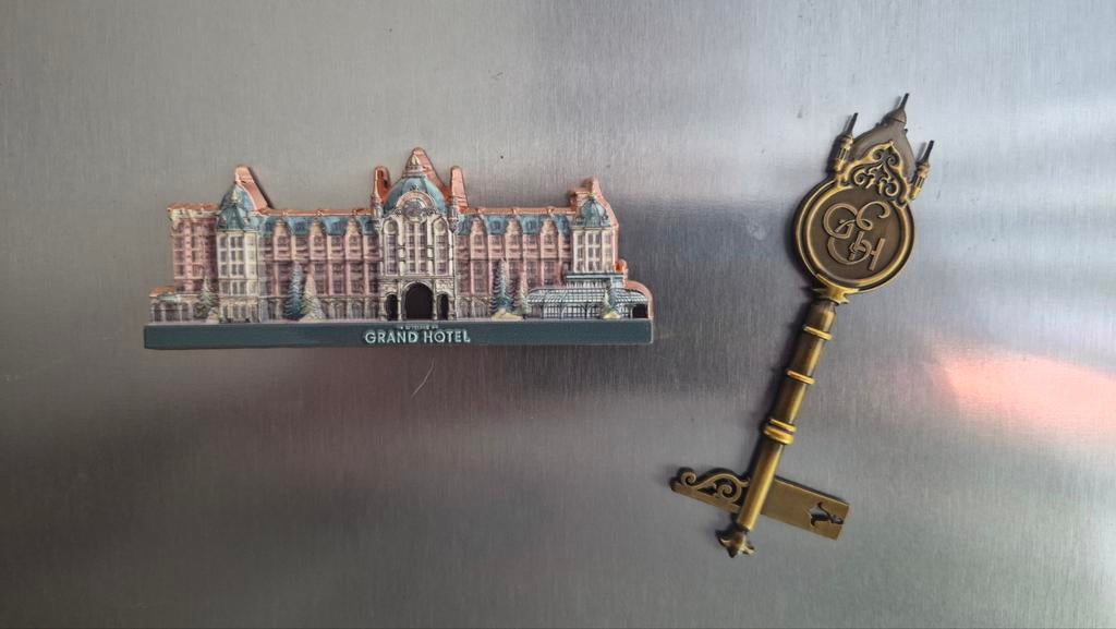 2x Efteling Grand Hotel magneten, Verzamelen, Efteling, Ophalen of Verzenden, Nieuw, Overige typen