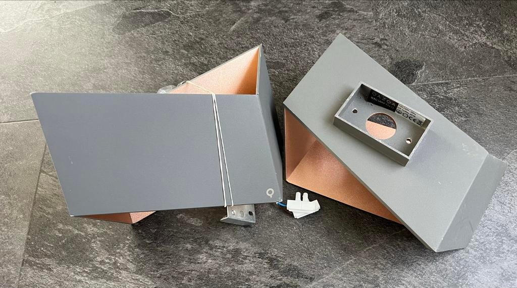 2 wandlampen grijs met goudkleurige binnenkant, Huis en Inrichting, Lampen | Wandlampen, Ophalen of Verzenden, Nieuw, Metaal