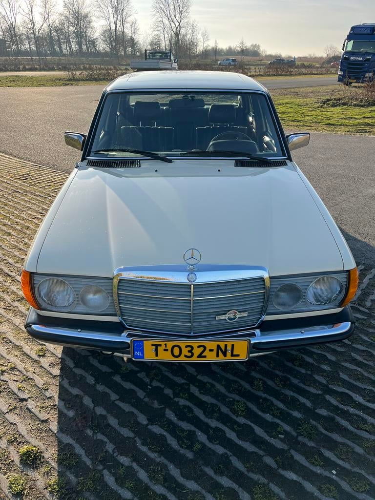 Mercedes w123, Automaat, Achterwielaandrijving, Zwart, Beige