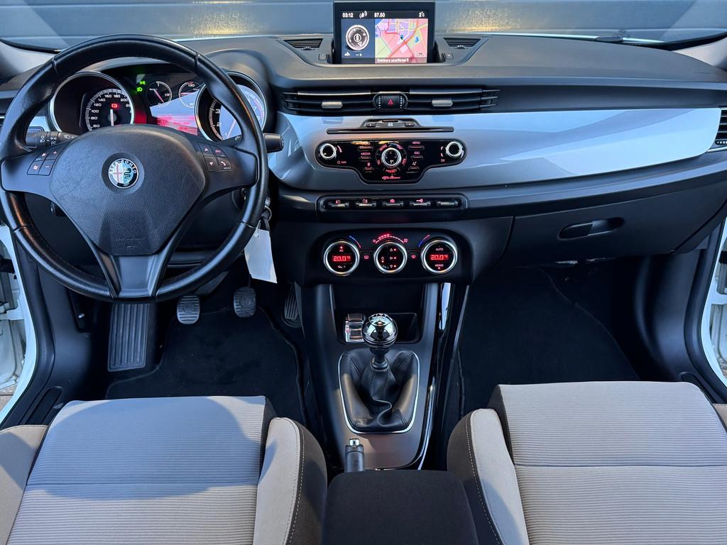 Alfa Romeo Giulietta 1.4 T Distinctive | Trekhaak | Navi | C, Voorwielaandrijving, Euro 5, Start-stop-systeem, Gebruikt