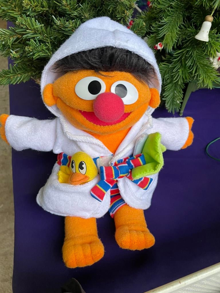 Fantastische Ernie pop met badjas eendje spiegel handdoek, Ophalen of Verzenden, Zo goed als nieuw, Overige typen