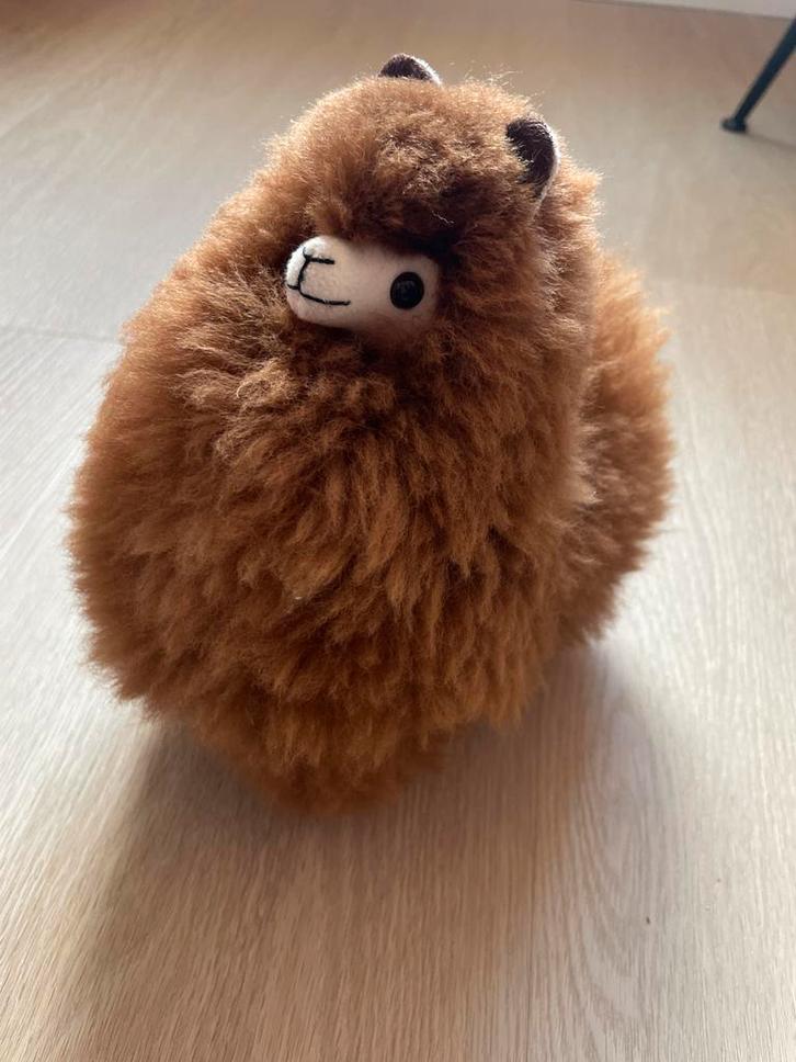 Bruine pluizige alpaca knuffel, Kinderen en Baby's, Speelgoed | Knuffels en Pluche, Zo goed als nieuw, Overige typen, Ophalen of Verzenden