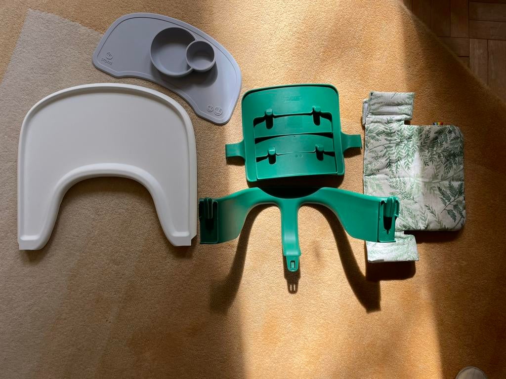 Stokke tripp trapp baby inzet + tafelblad + siliconen bordje, Kinderen en Baby's, Kinderstoelen, Ophalen, Zo goed als nieuw, Meegroeistoel