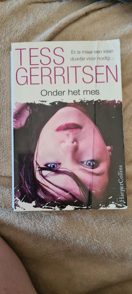 Boek Onder het Mes. Tess Gerritsen, Boeken, Thrillers, Zo goed als nieuw, Ophalen