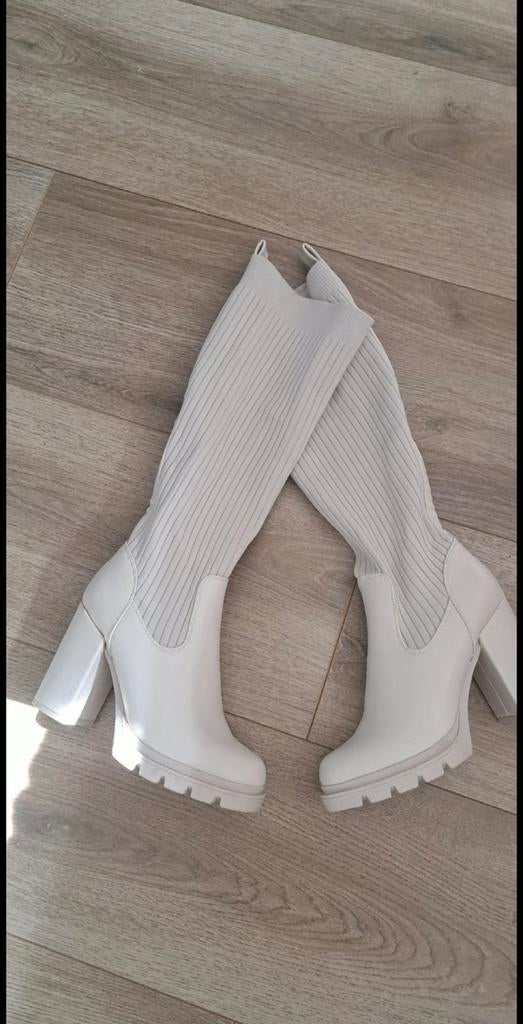 Witte laarzen met gebreide schacht. Nieuwe schoenen maat 39, Kleding | Dames, Schoenen, Ophalen of Verzenden