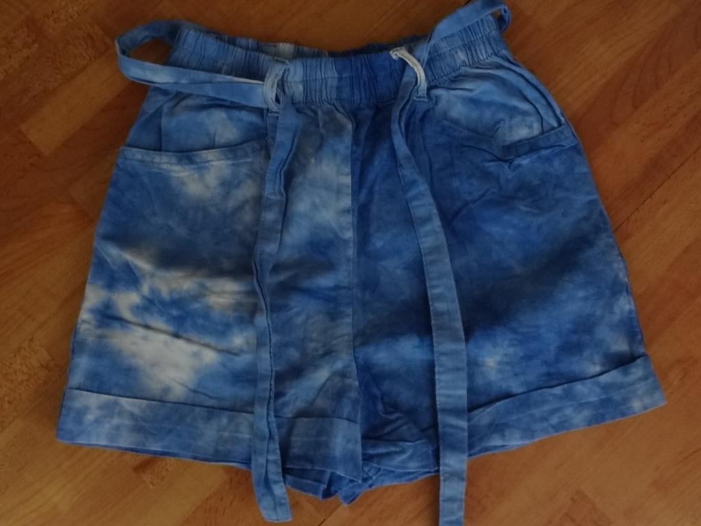 leuk kort blauw gevlekt broekje mt 134/140, Kinderen en Baby's, Kinderkleding | Maat 140, Ophalen of Verzenden, Zo goed als nieuw