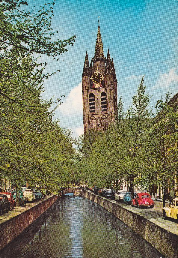 Delft, Oude kerk, met auto's oa Volvo P544, VW Kever, Verzamelen, Ansichtkaarten | Nederland, Zuid-Holland, 1960 tot 1980, Ophalen of Verzenden