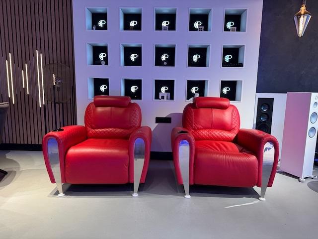 2 Luxe Rode Relaxfauteuils met Massagefunctie – Z.G.A.N., Huis en Inrichting, Fauteuils, Ophalen, Bioscoop, 75 tot 100 cm, Zo goed als nieuw