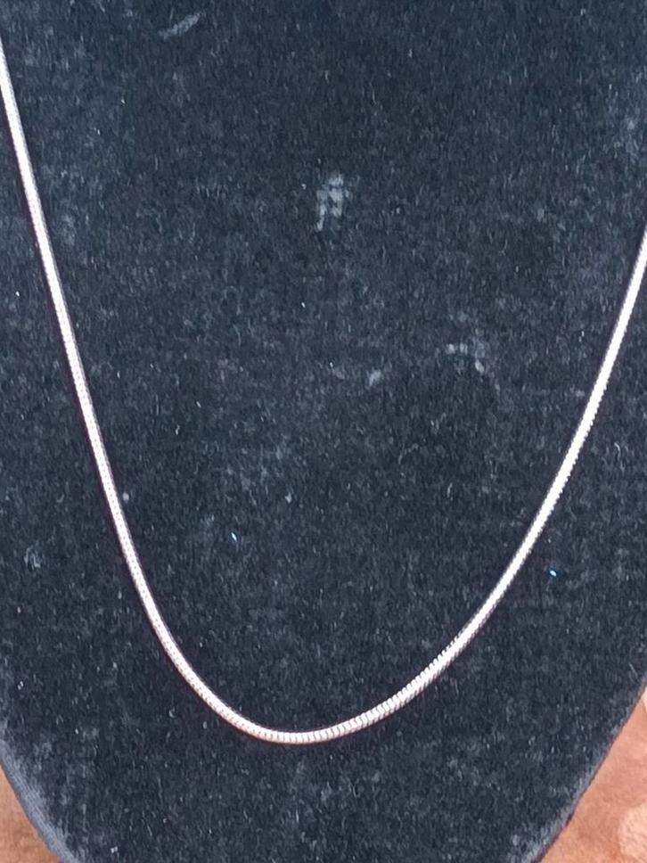 Zilverkleurige ketting - Slangschakel lengte 80 cm, Sieraden, Tassen en Uiterlijk, Kettingen, Gebruikt, Overige materialen, Zilver