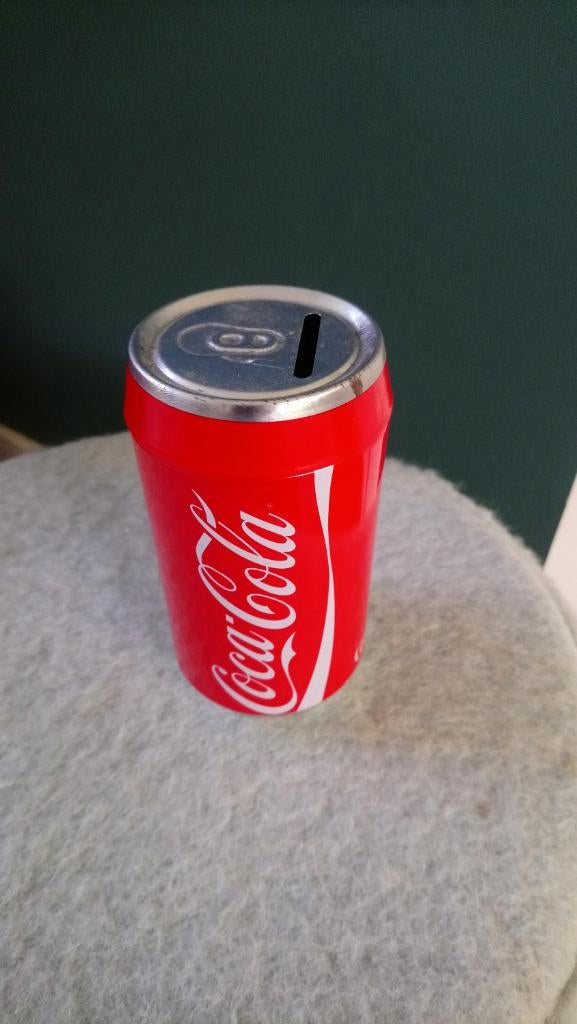 Coca Cola spaarpot blik, Verzamelen, Spaarpotten, Ophalen of Verzenden, Gebruikt, Metaal of Blik, Overige thema's