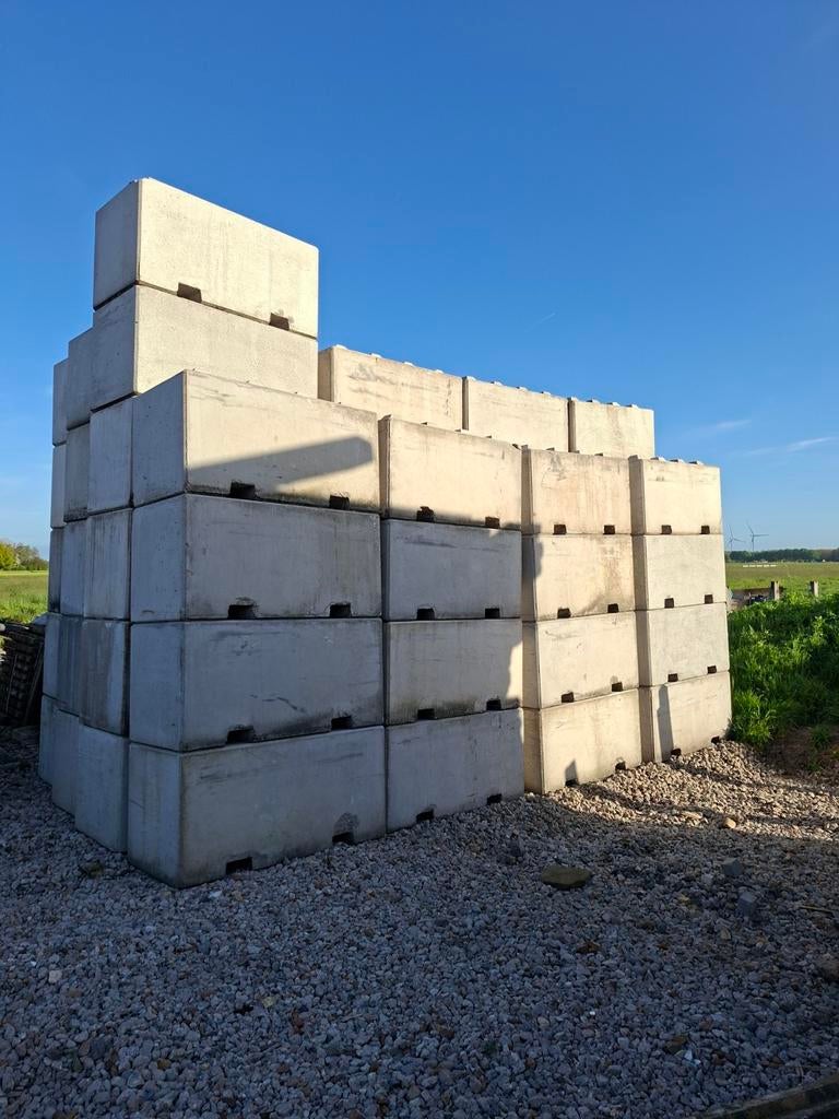 Stapelblokken | betonblokken | spelblok met heftrucksleuven, 100 tot 200 cm, 25 cm of meer, Ophalen of Verzenden, Zo goed als nieuw