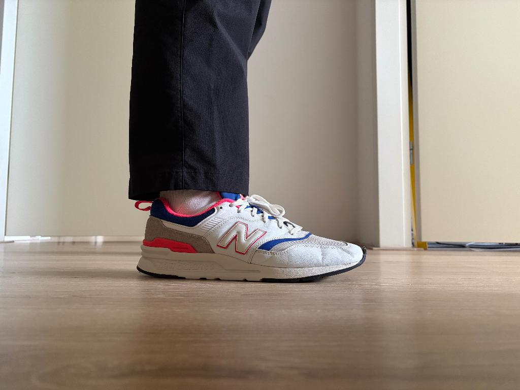 New Balance 997H — White / Pink / Laser Blue | Maat 44, Kleding | Heren, Schoenen, Ophalen of Verzenden, Nieuw, Wit