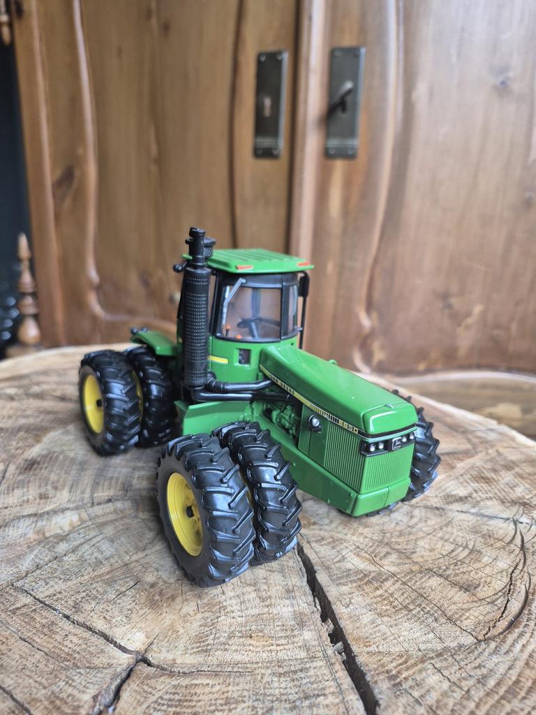 John Deere trekker schaal 1:32 met dubbellucht, Overige merken, 1:32 tot 1:50, Overige typen, Ophalen of Verzenden