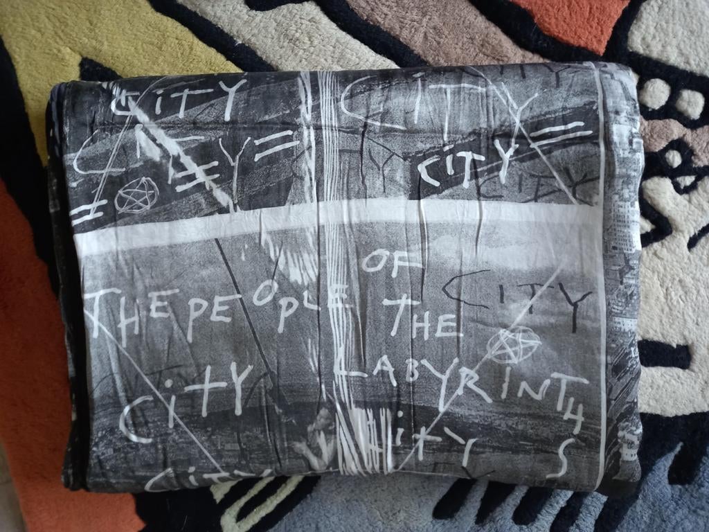 Kleed The People of the labyrinths, Verzenden, Gebruikt