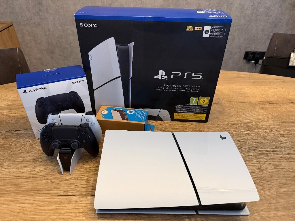 PS5 Slim Digital Edition 1TB + BlueBuilt + 2 controllers, Spelcomputers en Games, Spelcomputers | Sony PlayStation 5, Ophalen of Verzenden