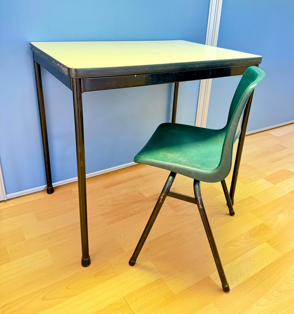 Vintage retro schoolset tafel + groen stoeltje jaren 50/60, Kinderen en Baby's, Kinderkamer | Tafels en Stoelen, Ophalen, Gebruikt