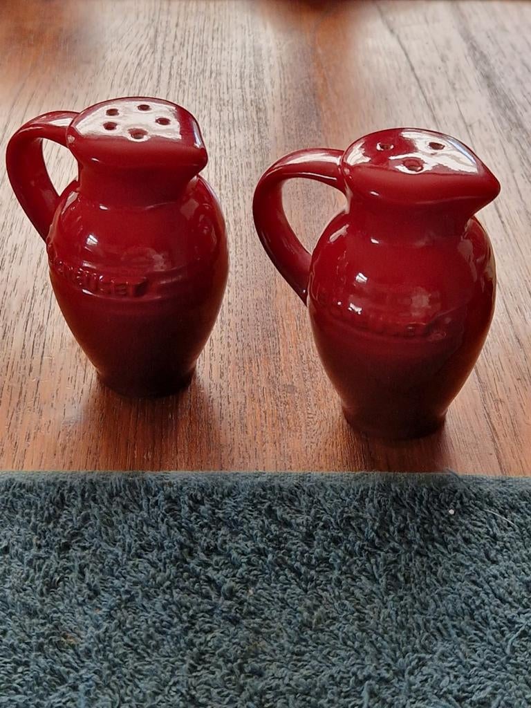 Le Creuset zout en peperstrooiers kersenrood i.v.v kannetje, Huis en Inrichting, Keuken | Servies, Ophalen of Verzenden
