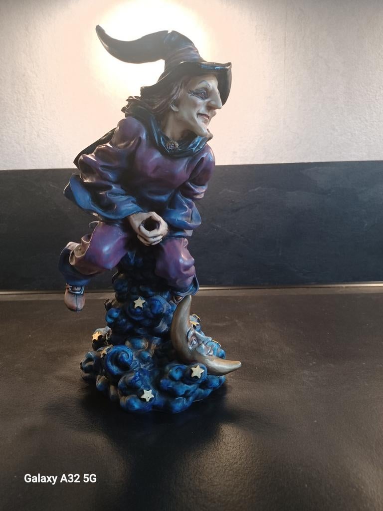 Heks op bezemsteel beeldje - Fantasy decoratie, Ophalen of Verzenden