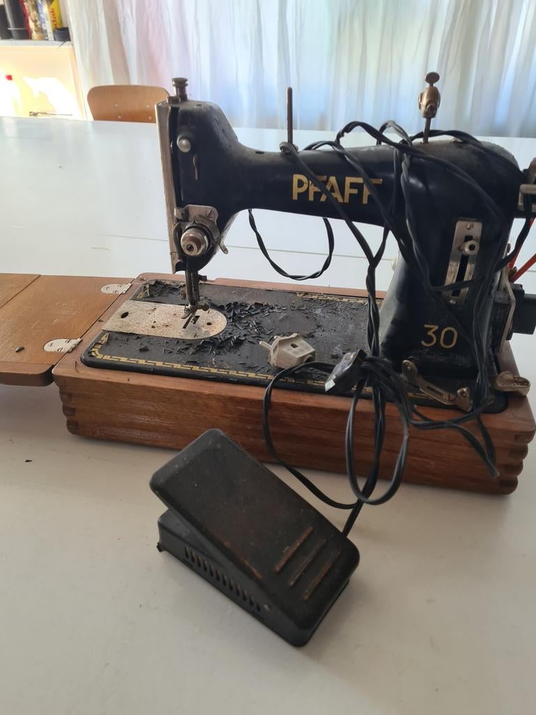 Vintage Pfaff 30 Naaimachine met Voetpedaal, Hobby en Vrije tijd, Naaimachines en Toebehoren, Ophalen