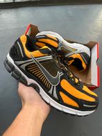 Nike Zoom Vomero 5 Zwart Oranje - Maat 46, Zwart, Nieuw, Ophalen of Verzenden, Sneakers of Gympen