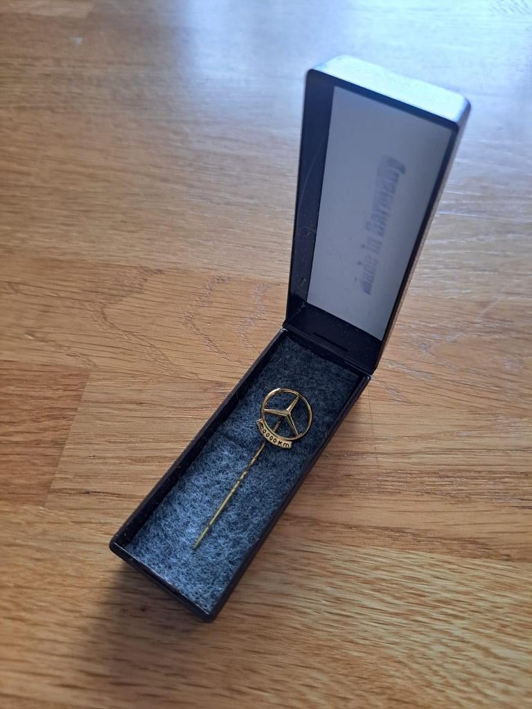 Mercedes-Benz speld 100 000 KM zilver-verguld, Verzamelen, Ophalen of Verzenden, Gebruikt, Transport, Speldje of Pin