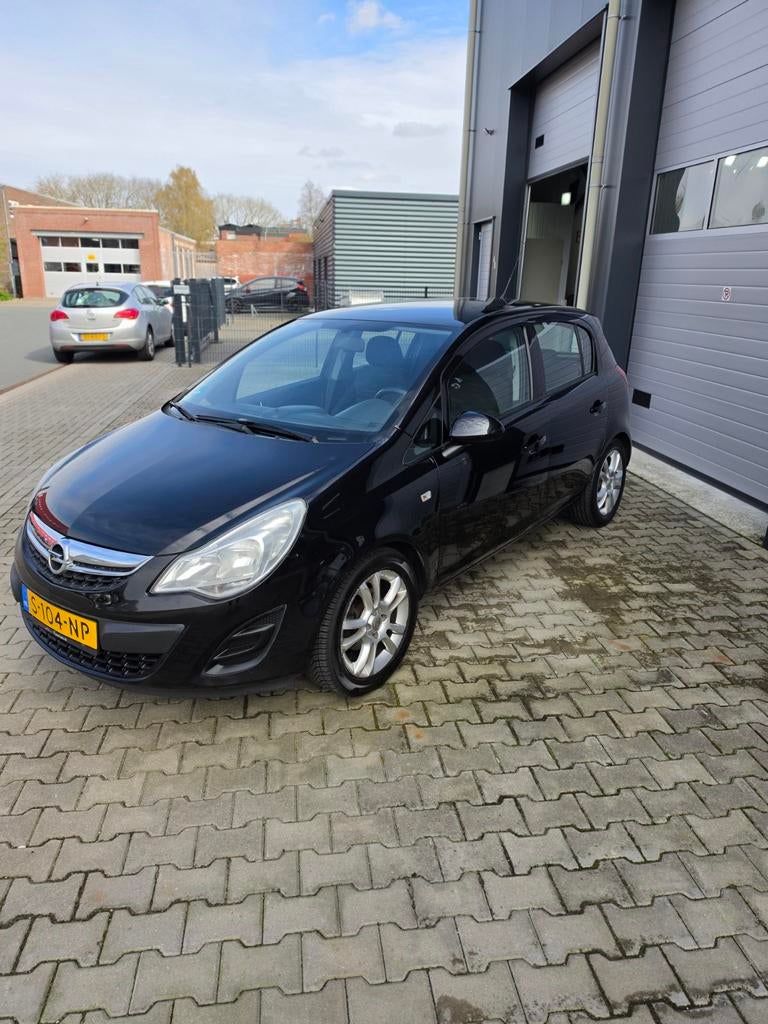 Opel Corsa 1.2 16V 5D 2011 Zwart | Airco | Cruise |APK 03-27, Auto's, Voorwielaandrijving, Euro 5, Stof, Zwart