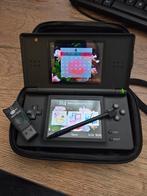 Nintendo DS Zwart met R4 kaart en hoesje, Spelcomputers en Games, Spelcomputers | Nintendo DS, Ophalen of Verzenden, Zo goed als nieuw