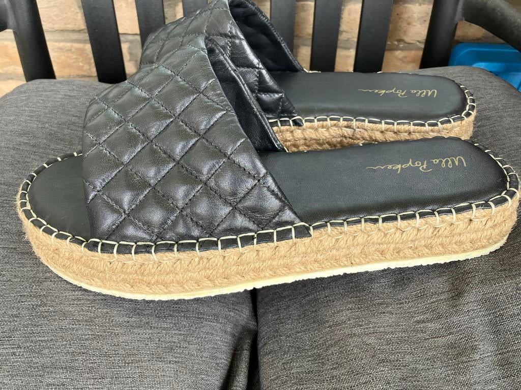 Extra brede extra grote  zwarte slippers m44 van Ulla Popken, Kleding | Dames, Schoenen, Slippers, Verzenden, Zwart, Zo goed als nieuw