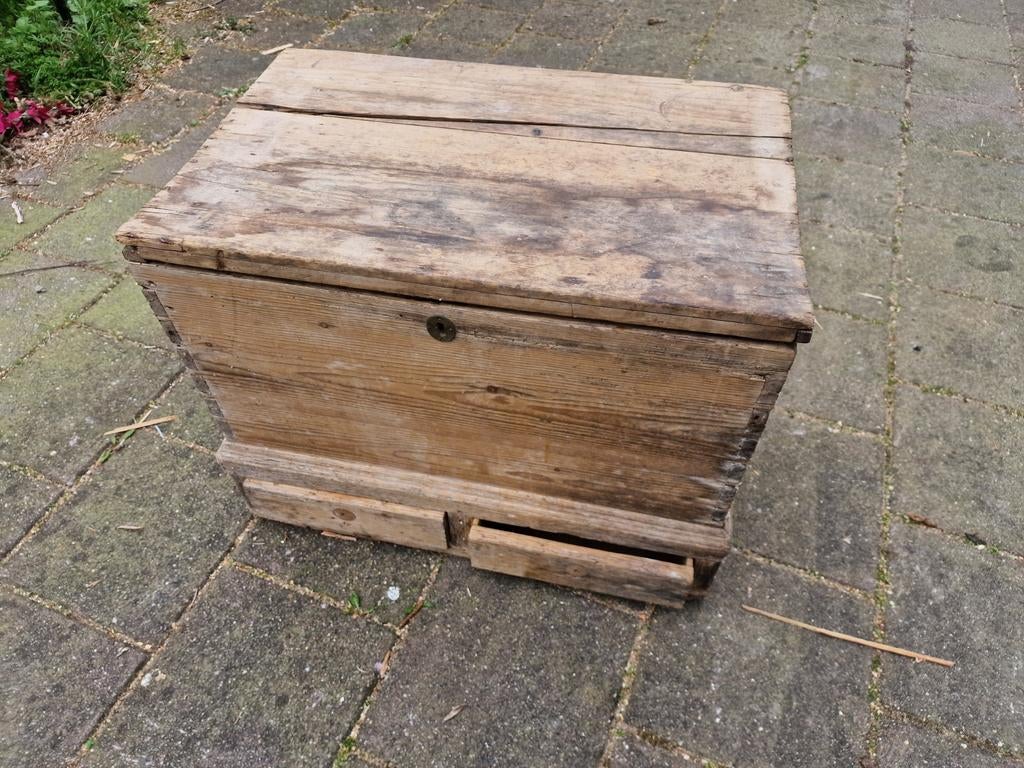 Oude houten kist met zwaluwstaartverbindingen, Ophalen