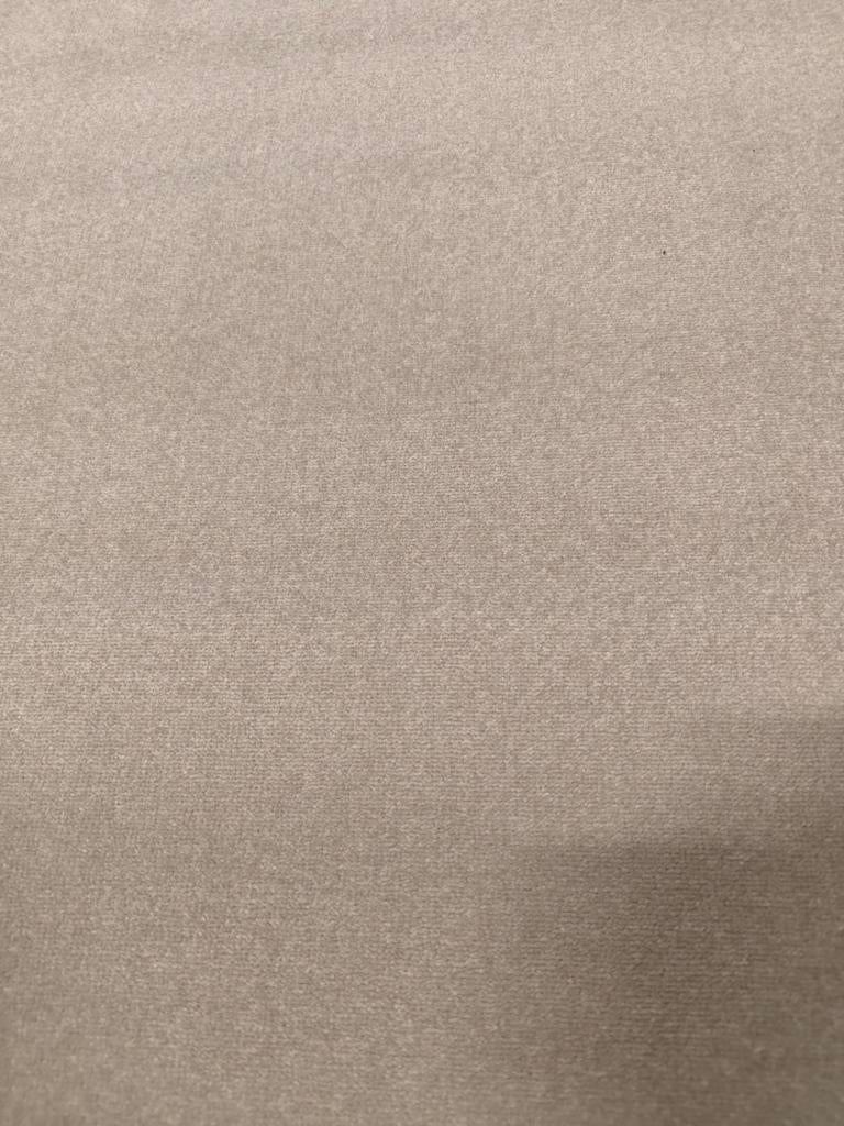 Mooie coupon zandkleurig tapijt strakke dichte pool