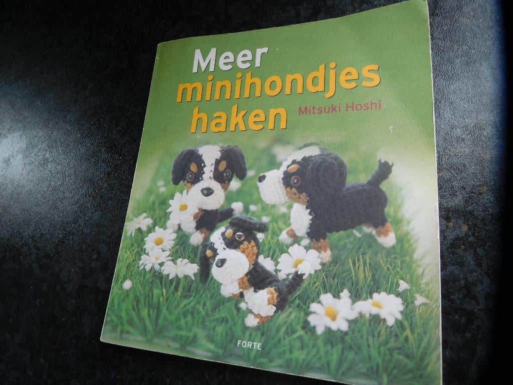 meer minihondjes haken ==  Mitsuki Hoshi ==, Hobby en Vrije tijd, Breien en Haken, Ophalen of Verzenden, Zo goed als nieuw, Breien of Haken