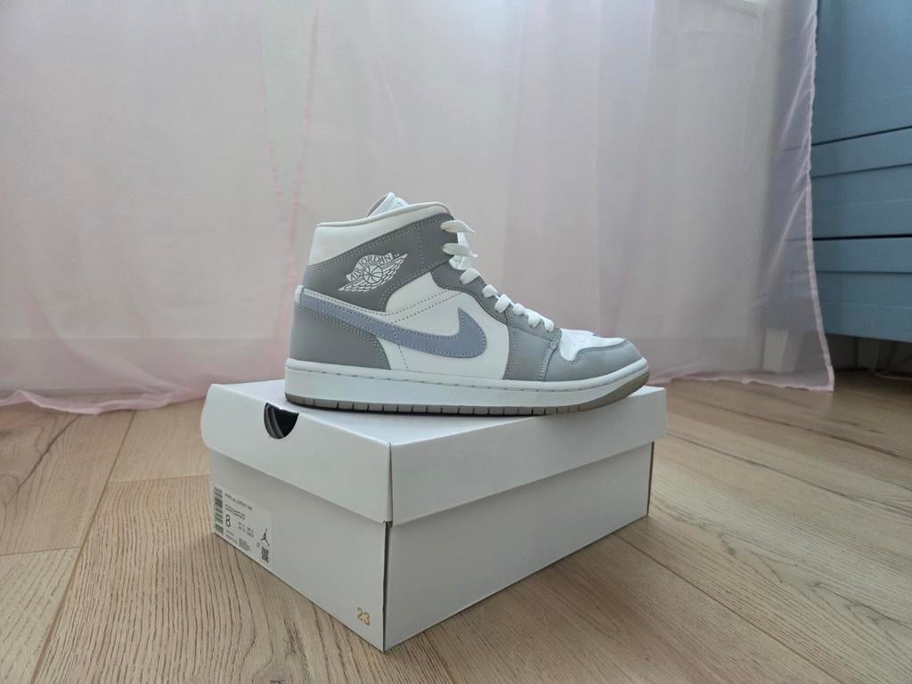 Jordan 1 Mid Aluminium Wolf Grey
- maat 
39 / Size 8, Ophalen of Verzenden, Zo goed als nieuw, Jongen of Meisje, Schoenen