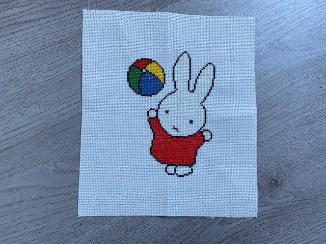 Geborduurde Nijntje met bal, Ophalen of Verzenden, Nieuw, Handborduren, Overige typen