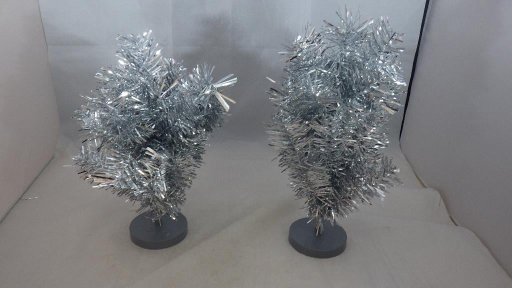 2 zilverkleurige kerstboompjes, Diversen, Kerst, Ophalen of Verzenden, Gebruikt