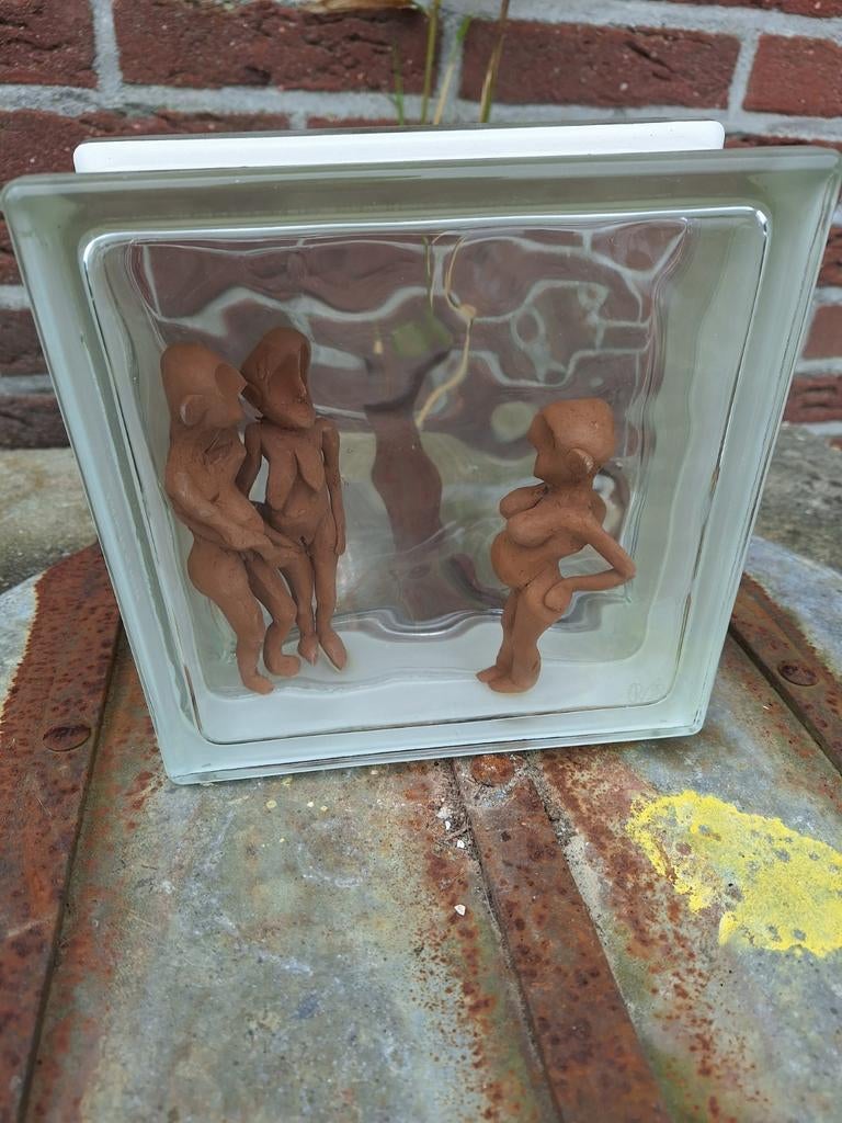 Glazen bouwsteen met kleifiguren, Ophalen of Verzenden