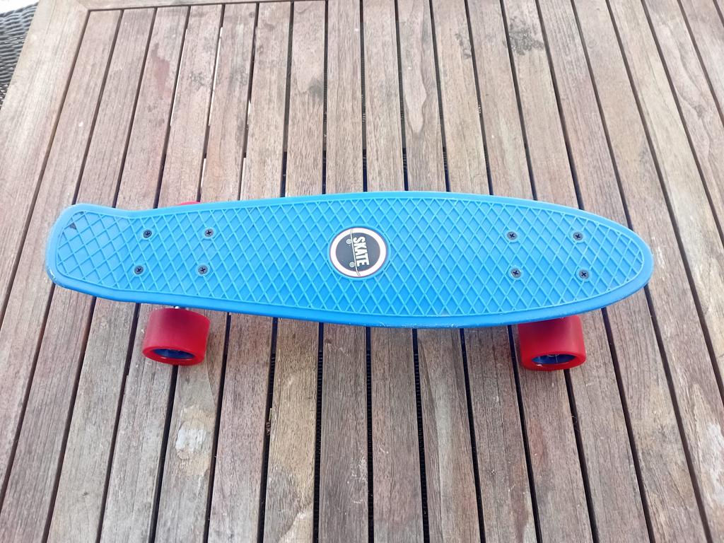 Blauw skateboard met rode wielen, Ophalen, Zo goed als nieuw, Skateboard