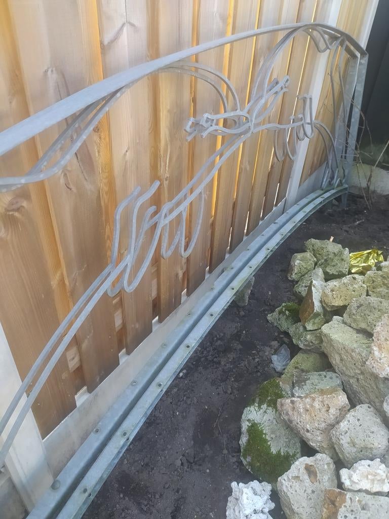 Unieke vijverbrug delen, Ophalen