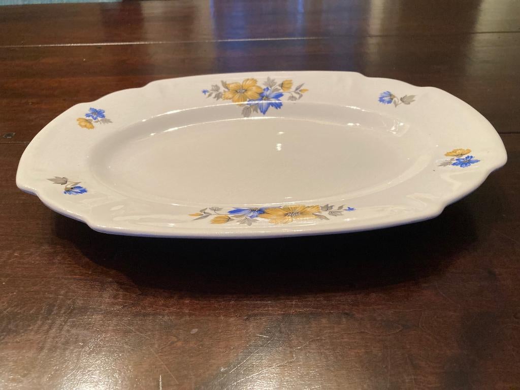 Serveerschaal bloemmotief P. Regout (1955-1969)., Antiek en Kunst, Ophalen of Verzenden