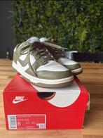 Nike Dunk Olive 36,5 z.g.a.n. met doos, Kleding | Dames, Schoenen, Ophalen of Verzenden, Zo goed als nieuw, Groen, Sneakers of Gympen