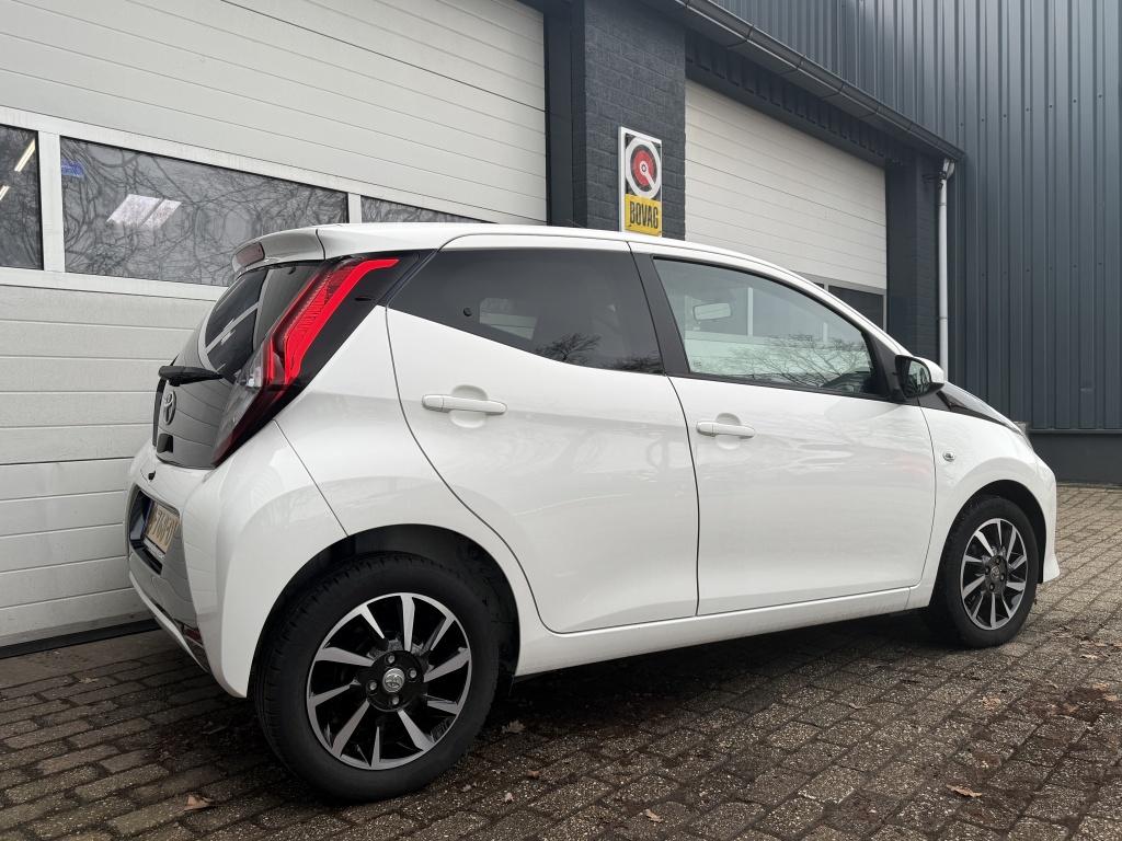 Toyota Aygo 1.0 VVT-i x-joy automaat/camera (bj 2020), Gebruikt, Euro 6, 4 stoelen, Wit