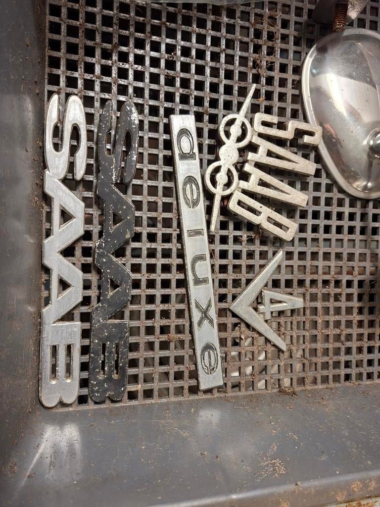 Saab logo's o.a. V4 en de luxe, Ophalen of Verzenden