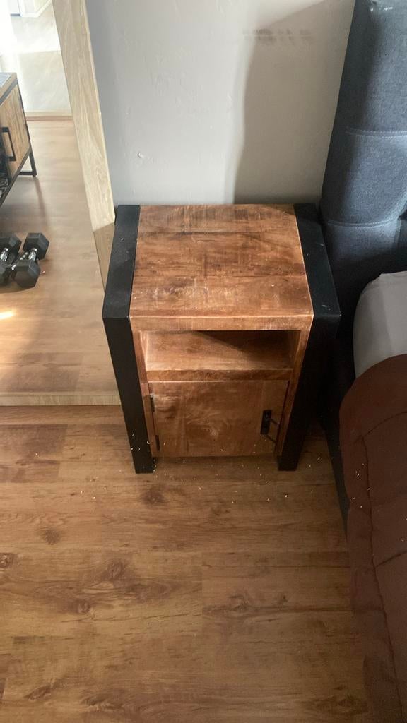 2 Houten mango nachtkastjes - Zo goed als nieuw, Huis en Inrichting, Slaapkamer | Nachtkastjes, Zo goed als nieuw, 55 tot 70 cm