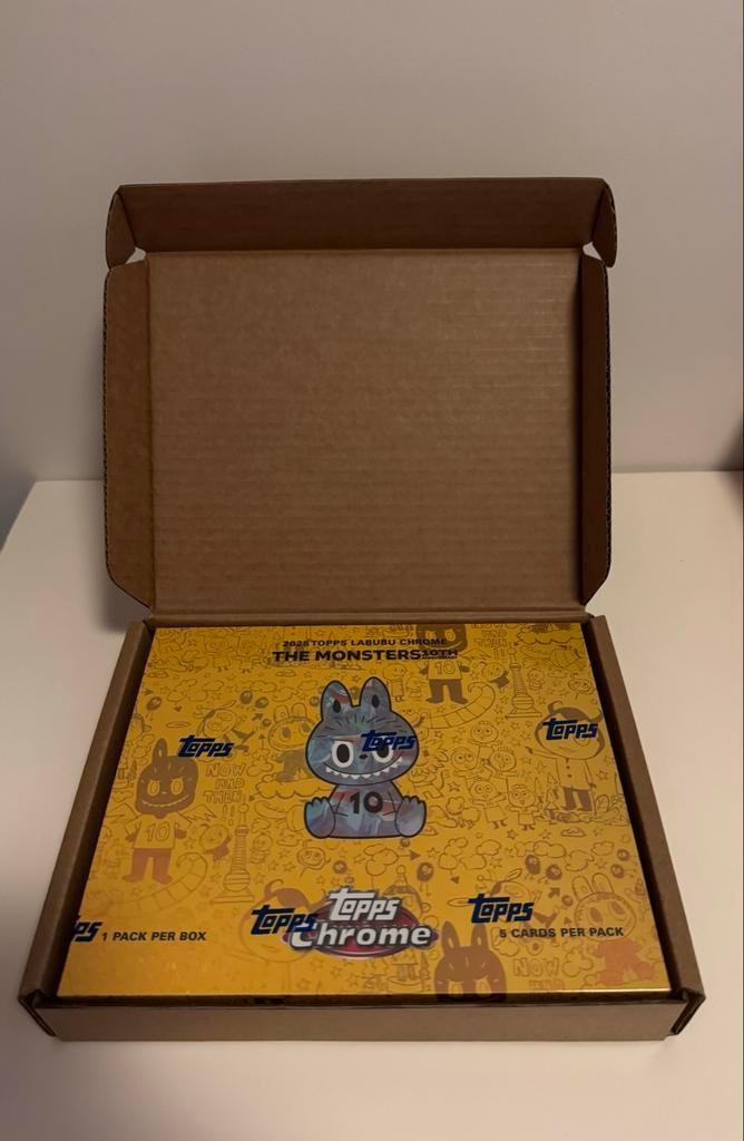 Labubu Topps Chrome Hobby Box - Nieuw!, Ophalen of Verzenden, Nieuw, Boosterbox, Foil