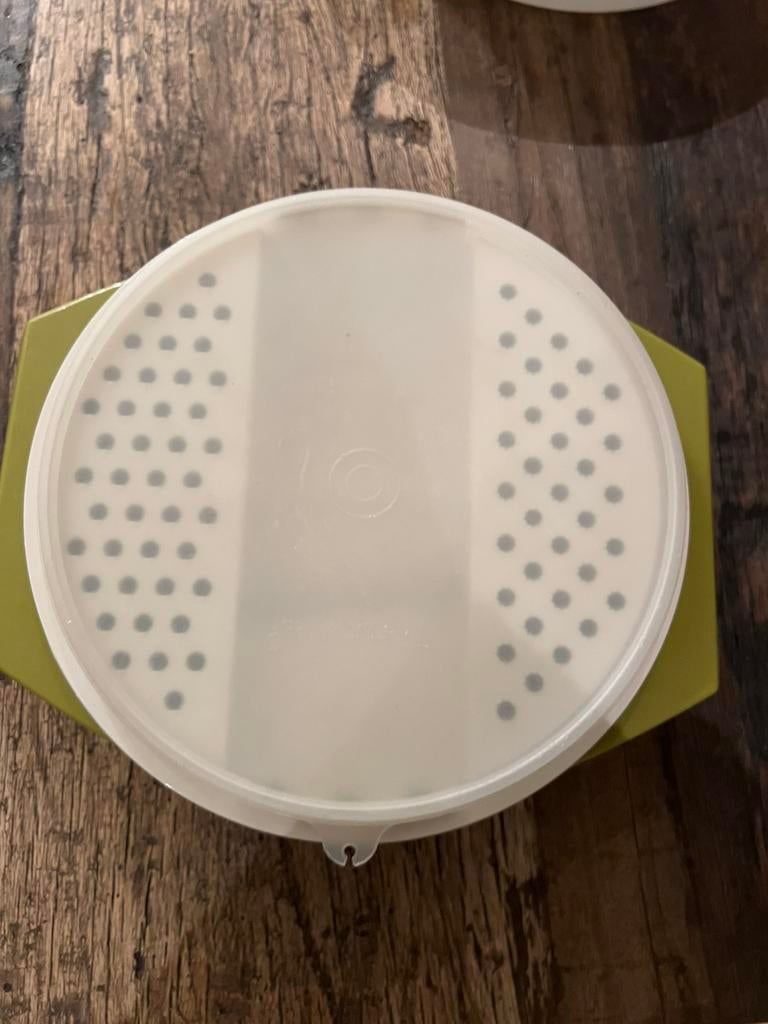 Tupperware bewaardoos en groenterasp  nieuw, Huis en Inrichting, Keuken | Tupperware, Ophalen of Verzenden, Nieuw, Groen, Bak of Kom