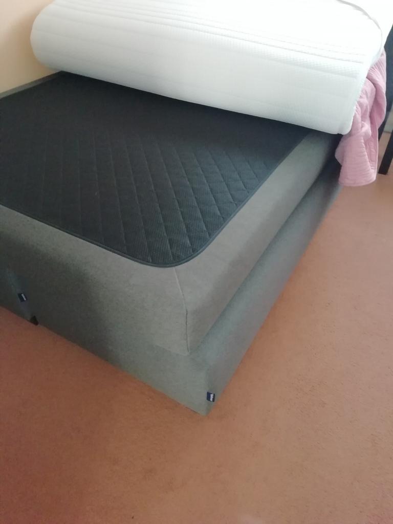 Boxspring :grejs 210 x 140 bijna nieuw. Staat il loger kamer, Ophalen of Verzenden