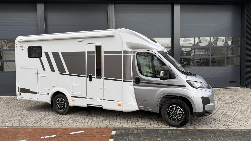 Carado T328 PRO+ Hefbed 5zitter, Caravans en Kamperen, Automaat, Chemisch toilet, Fiat, Bedrijf