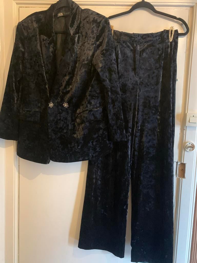 Zara fluwelen kostuum - Nieuw met kaartjes - Maat S, Kleding | Dames, Kostuum of Pak, Zwart, Ophalen of Verzenden, Zo goed als nieuw